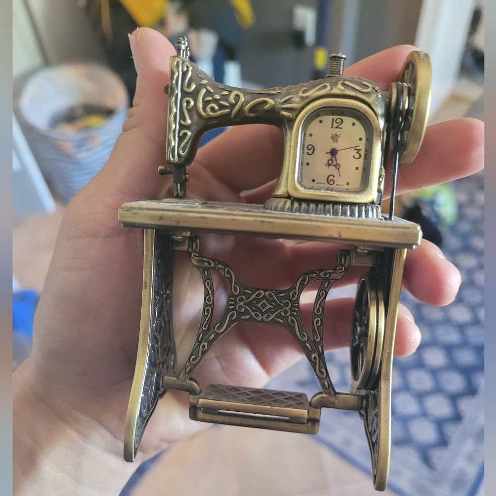 Vintage Sewing Machine Clock